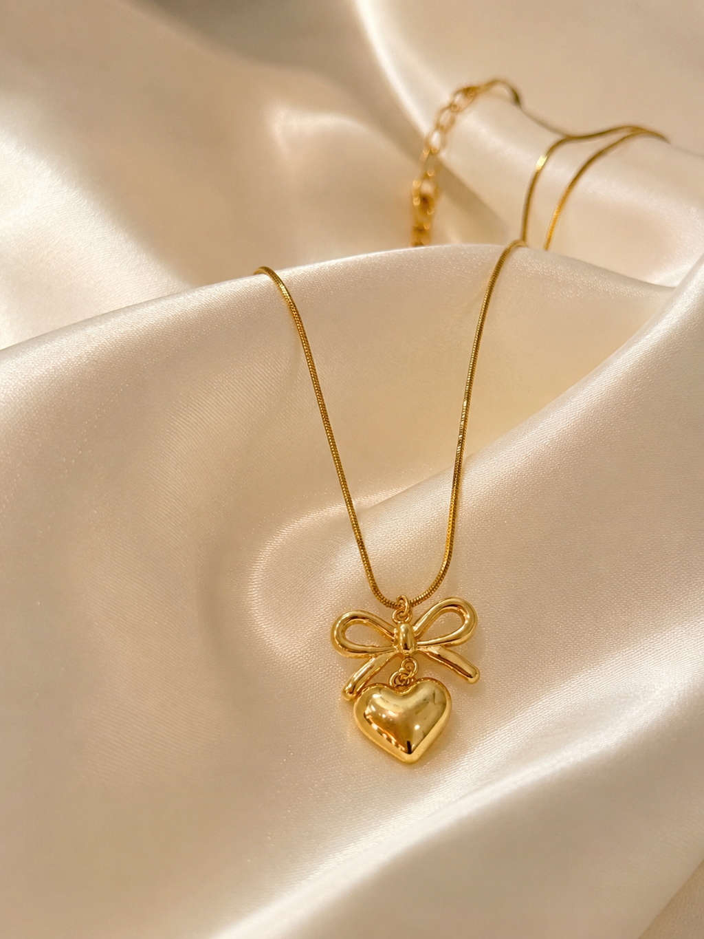 Bow hearted necklace
