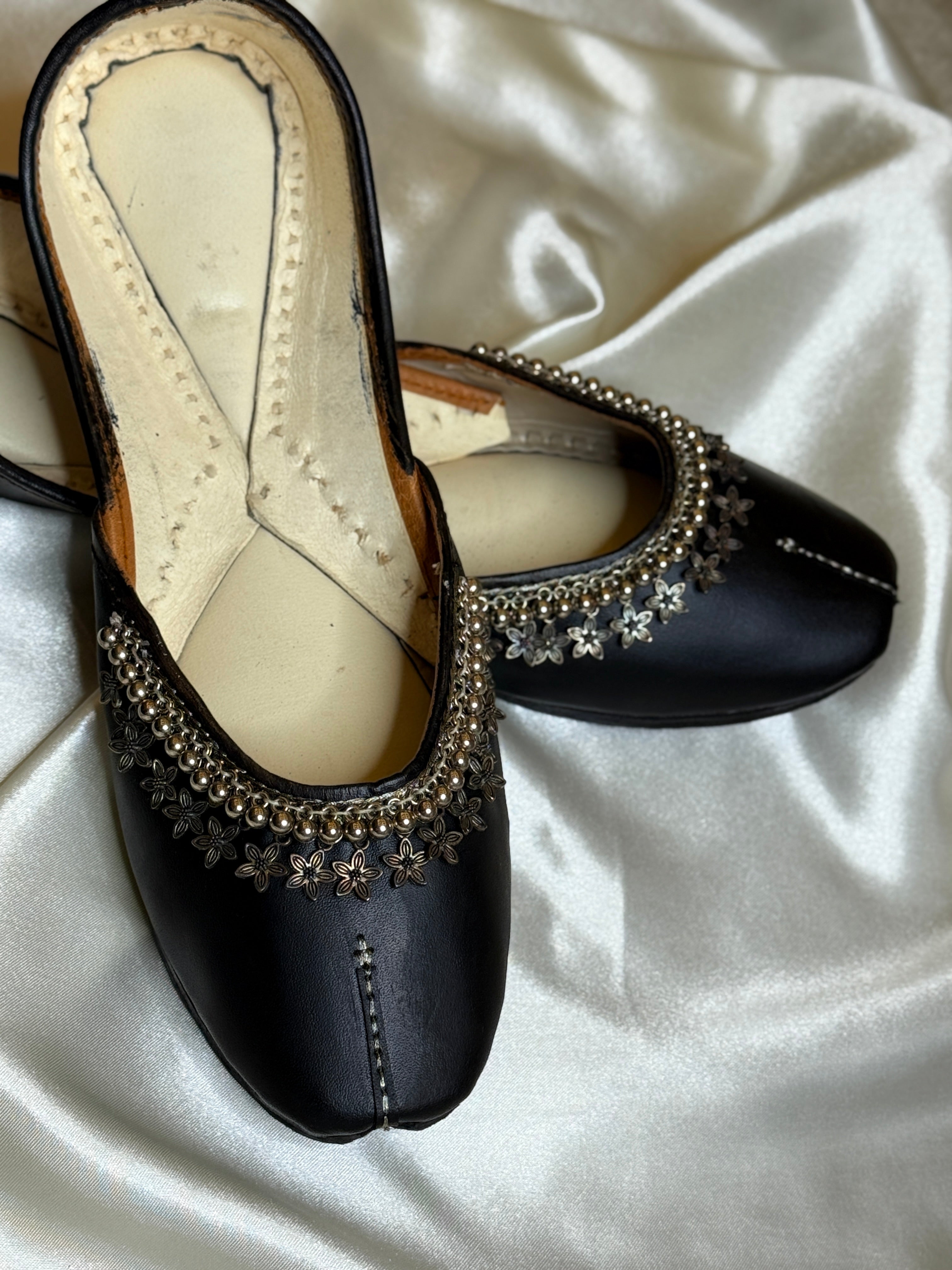 Leather Black punjabi jutti